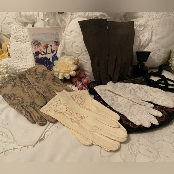 VINTAGE 4 PAIRS OF ASSORTED LADIES DRESSGLOVES SIZE SMALL